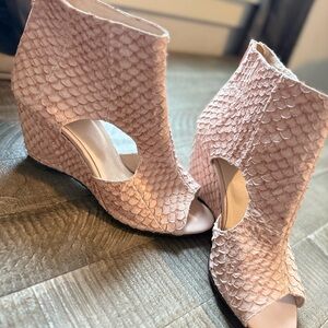 Elegant Pink Textured Wedges